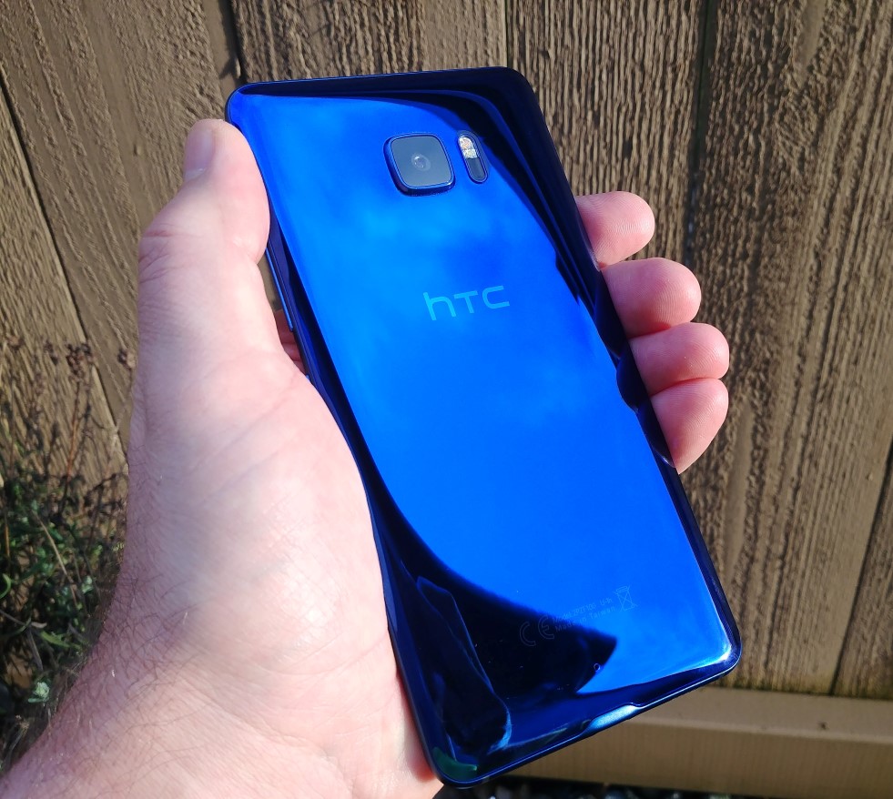 HTC U Ultra review: This gorgeous device is just too big, shiny