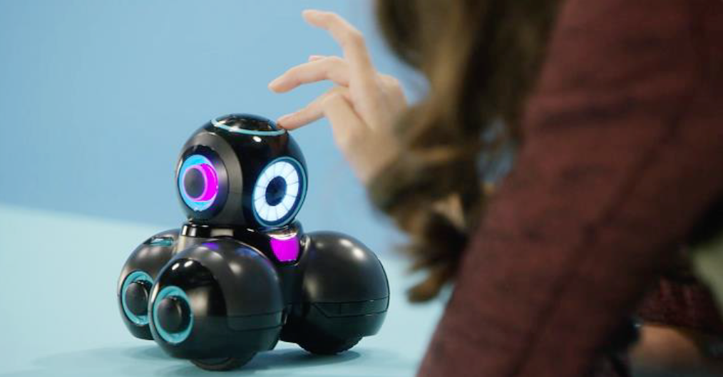 Cue, the Clever robot from Wonder Workshop for Cue, is an incredibl