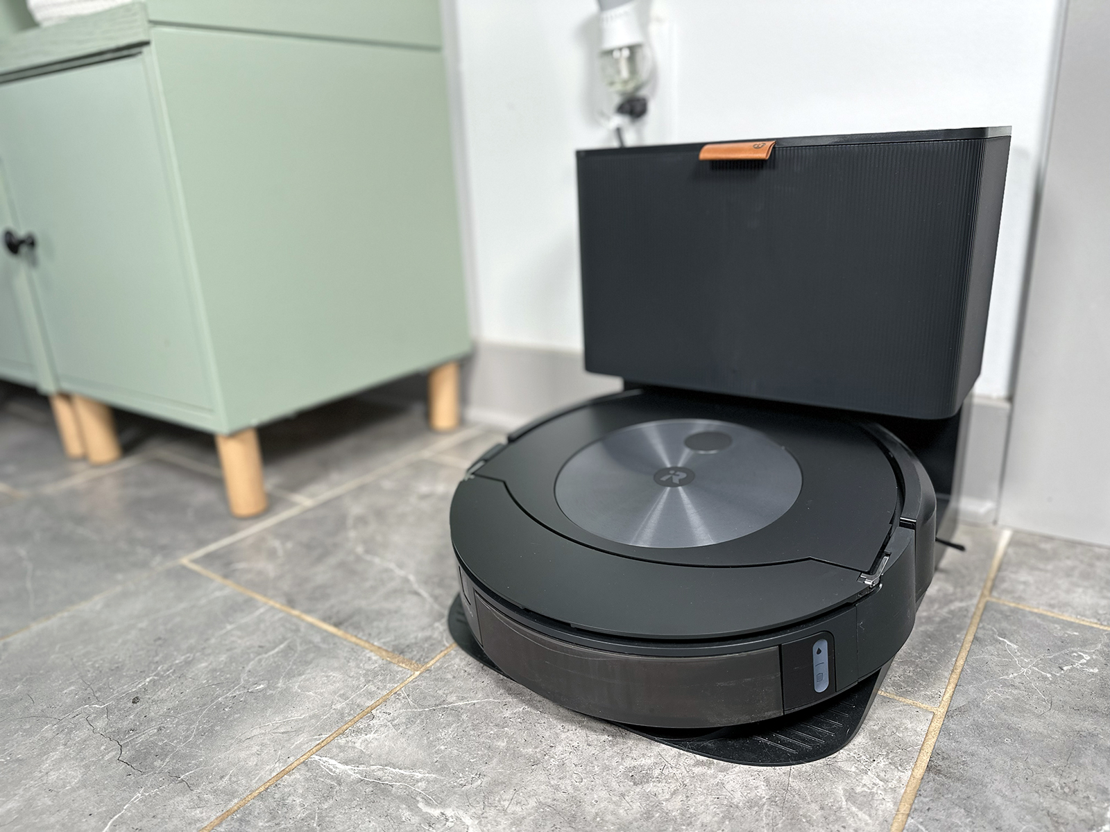 iRobot Roomba Combo j5+ Robot Vacuum and Mop in Graphite