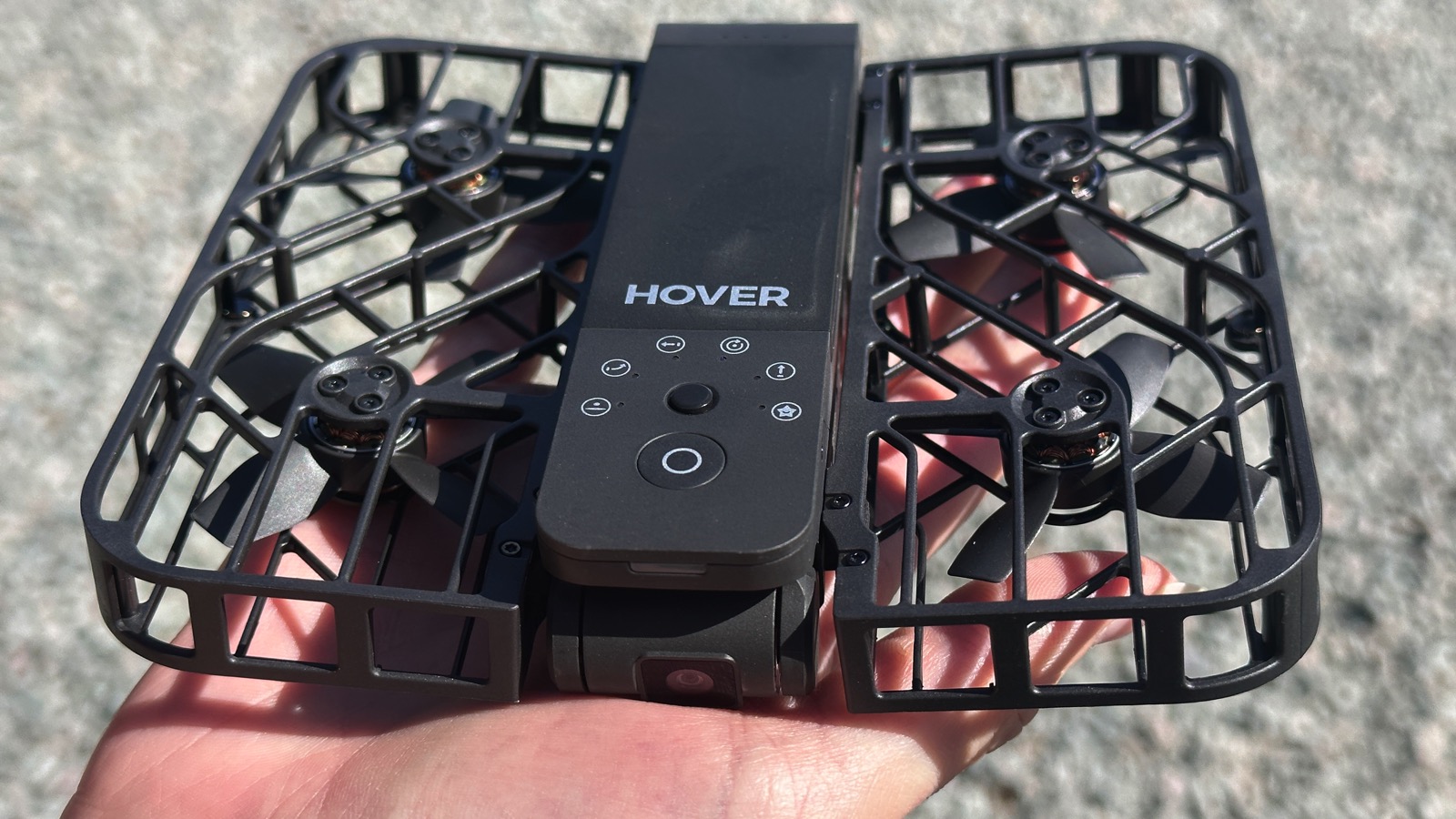 Ce drone pliable tient dans la paume de ma main, et prend les meilleurs selfies