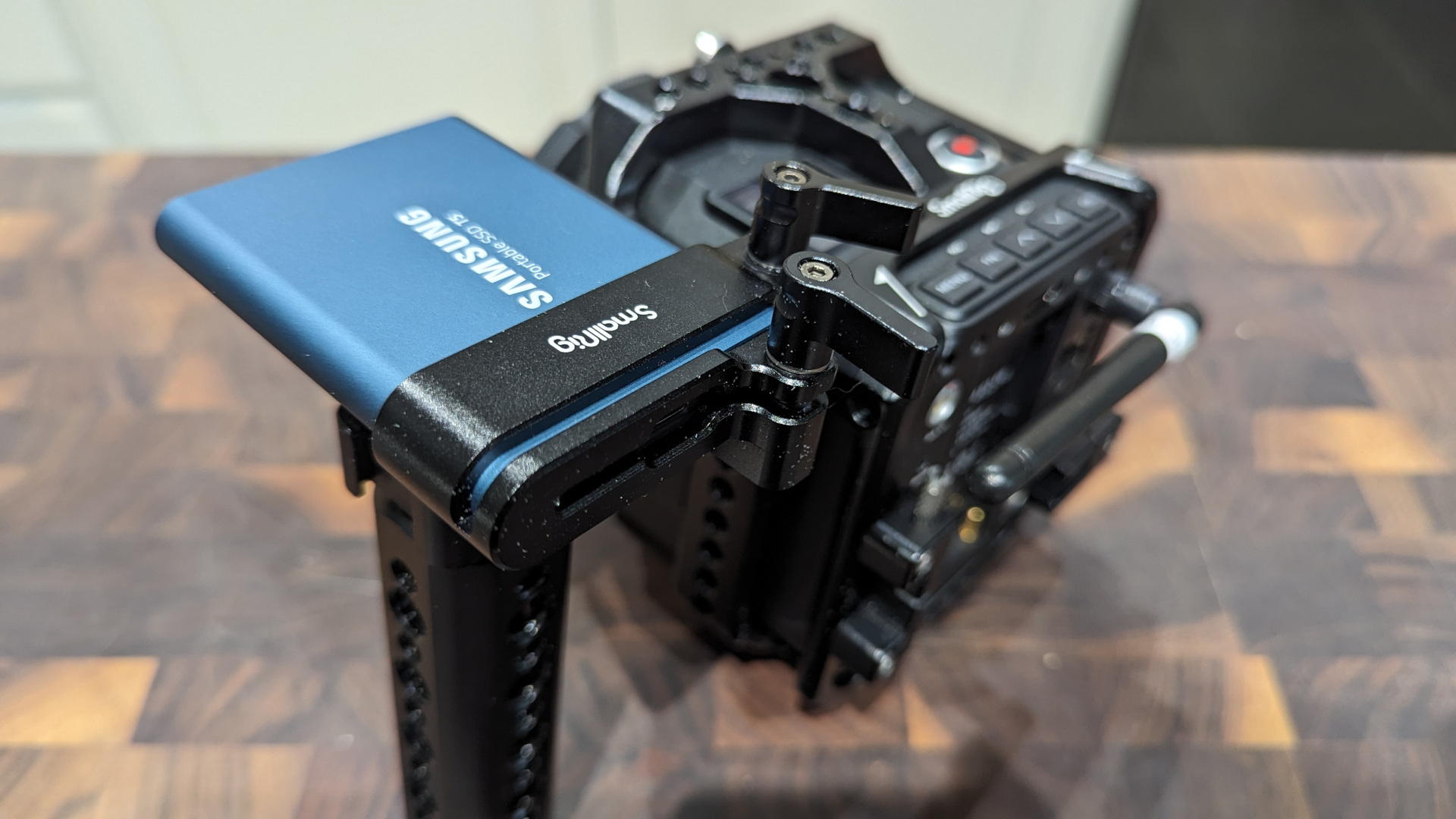 SmallRig : voici un accessoire vidéo fort utile pour filmer avec un disque  Samsung T5 SSD - ZDNet