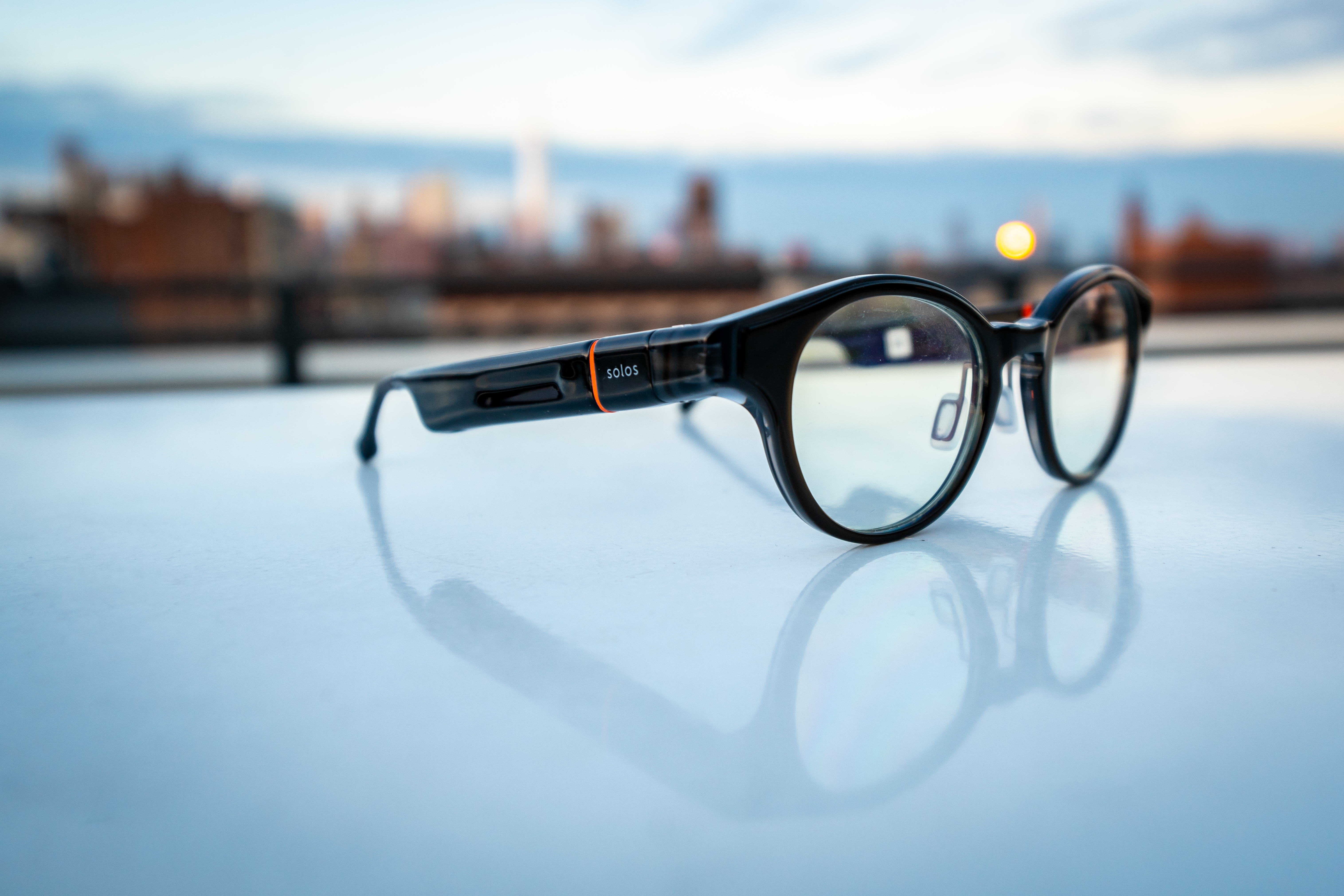 Ces nouvelles lunettes connectées misent sur l'audio et ChatGPT, en plus d'un prix abordable !