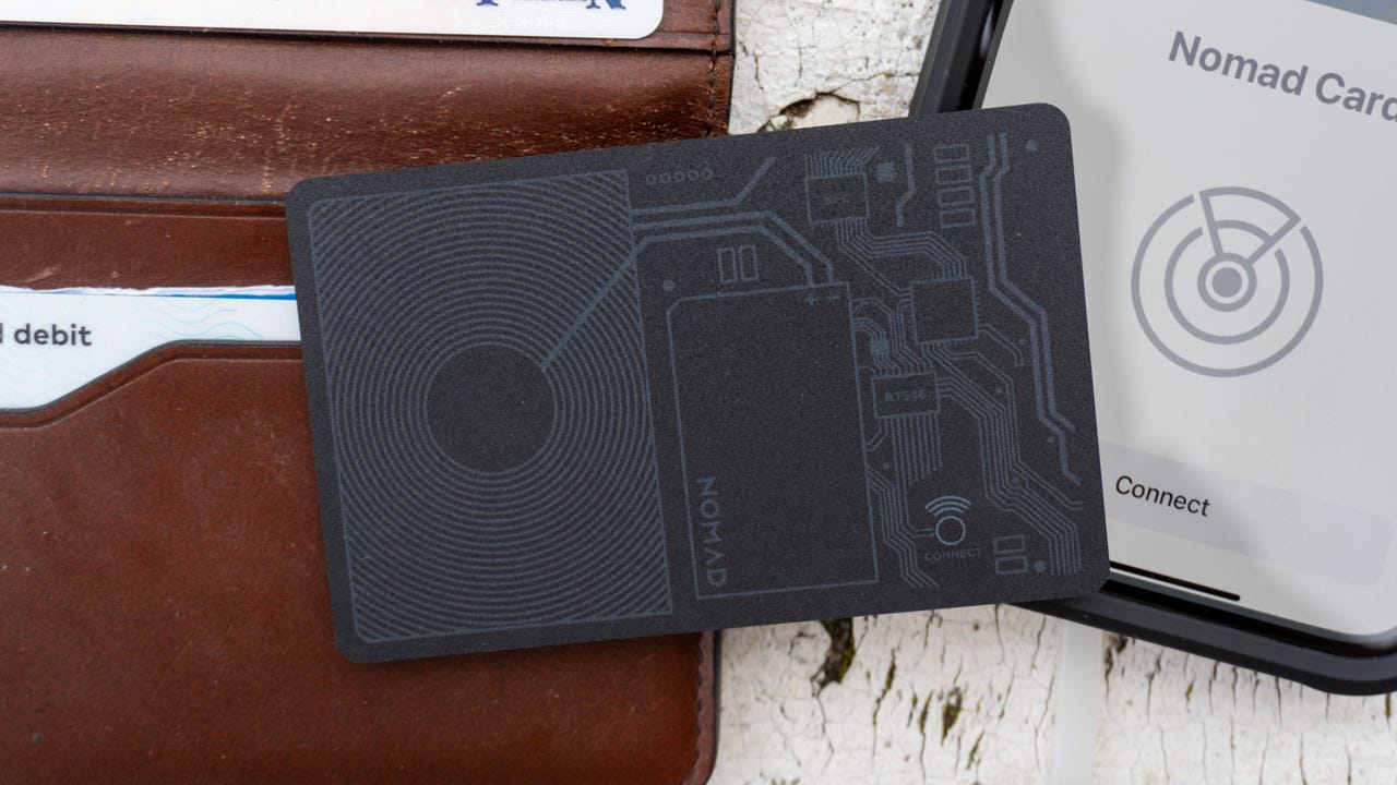 Tarjeta de seguimiento Nomad con Card Wallet Plus y iPhone.