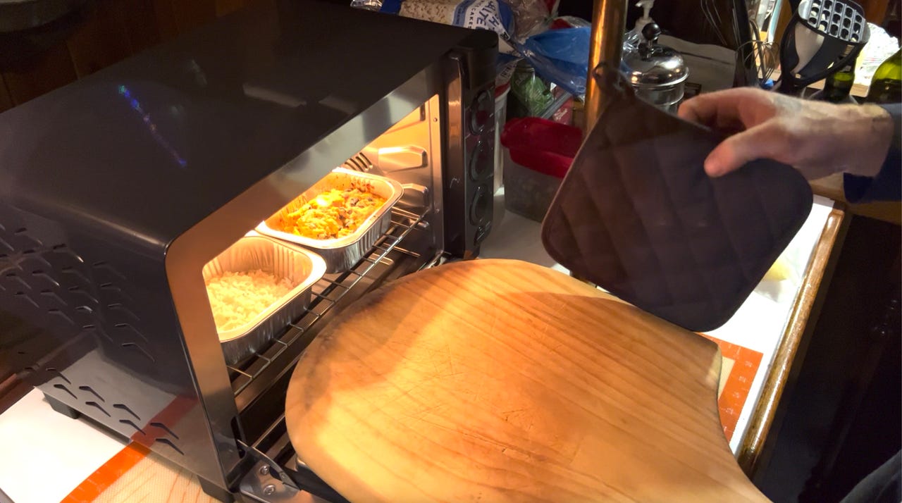 This Tiny USB-Powered Microwave Lets You Heat Your Lunches Right At Your  Desk