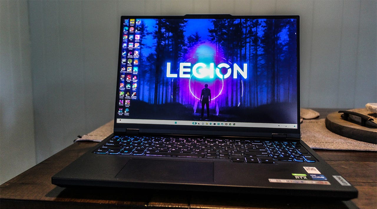 Una computadora portátil Lenovo Legion Pro 5i sobre una mesa de comedor