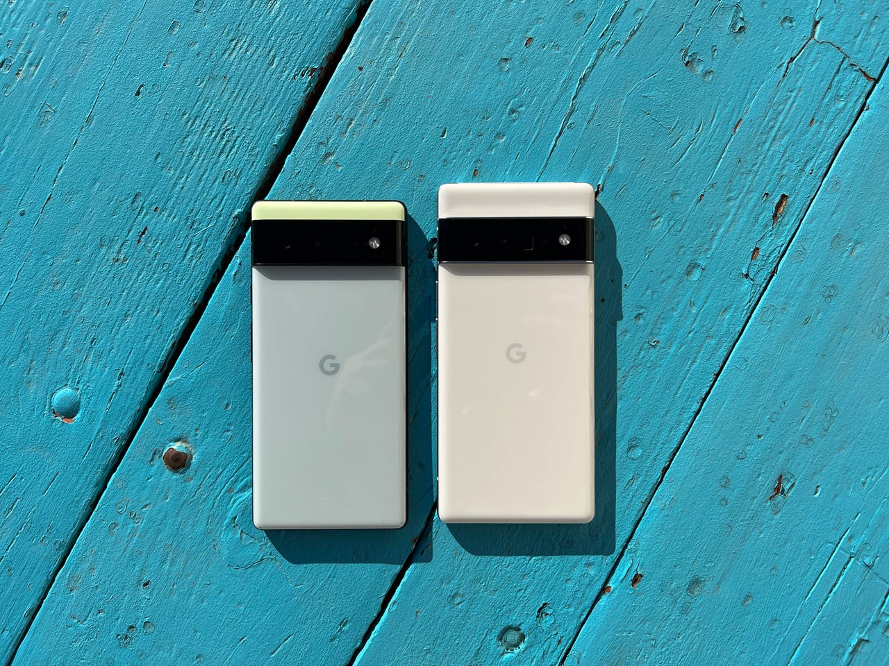 Google Pixel 6 - Đối với những ai đang muốn tìm kiếm điện thoại tốt nhất mà Google có thể cung cấp, Pixel 6 là sự lựa chọn hàng đầu. Với camera chuyên nghiệp và màn hình OLED rực rỡ, Pixel 6 là một trong những sản phẩm hàng đầu của năm