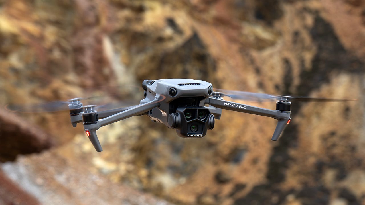 Hands on with DJI's dual-camera Mavic 3 drone - CNET