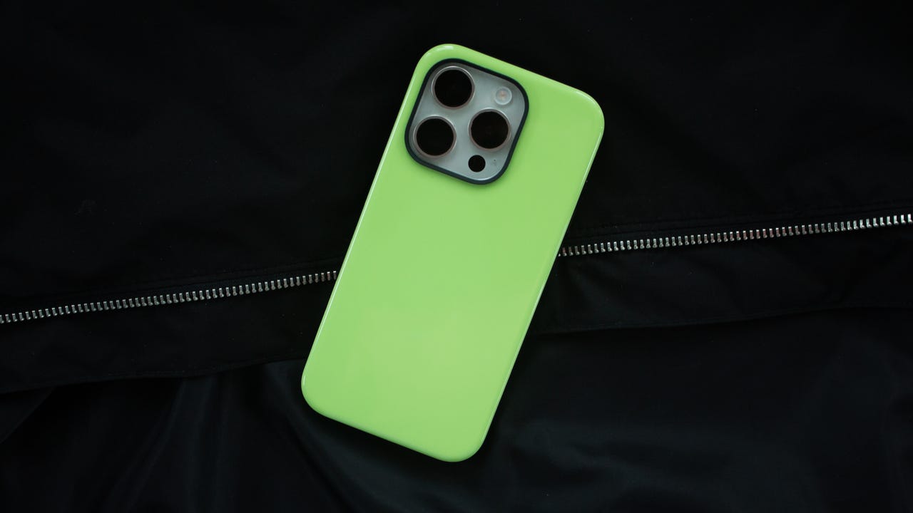 Casing Glow Sport untuk iPhone 15 Pro dari Nomad.