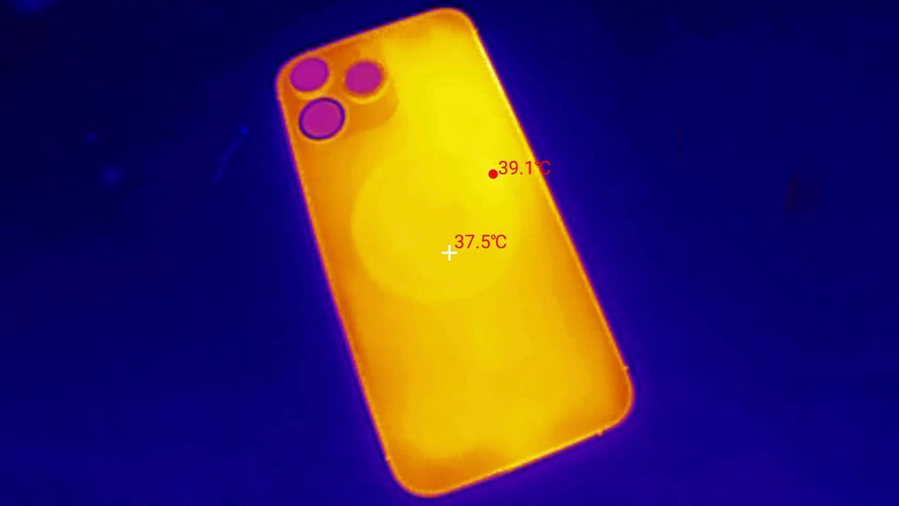 Thermal image of an iPhone 14 Pro Max