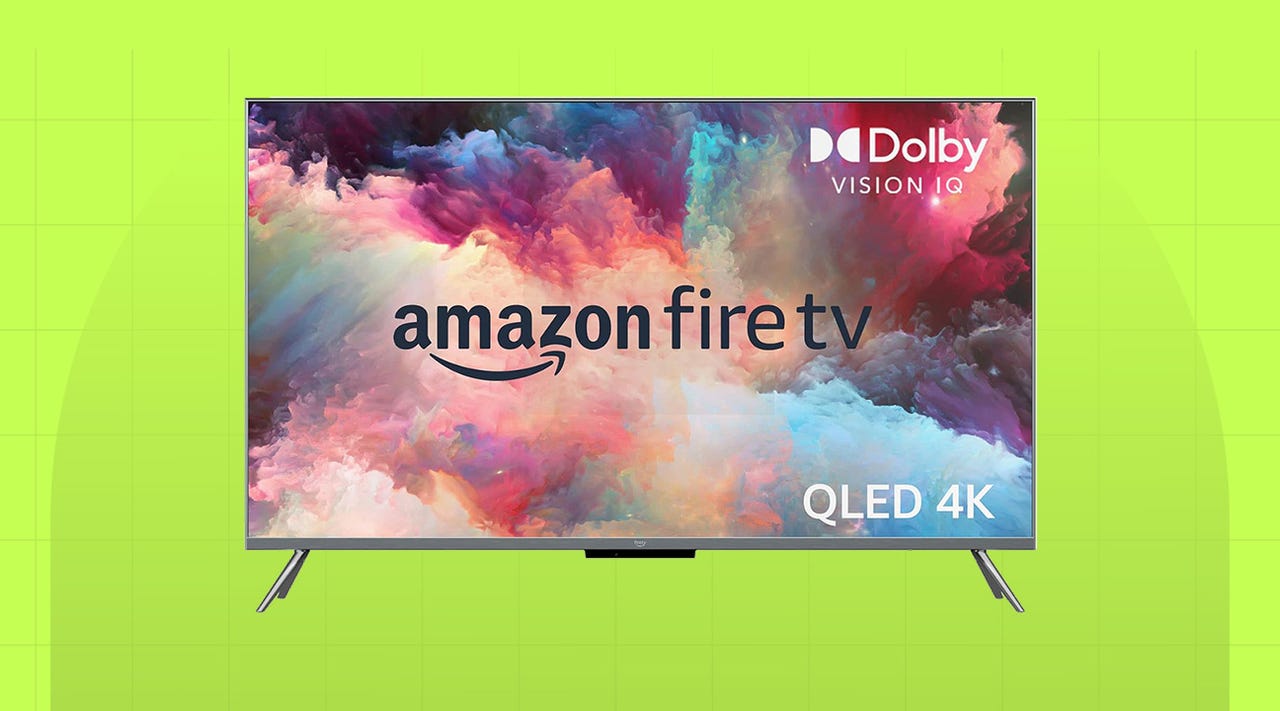 Amazon Fire TV Omni QLED TV sobre un fondo verde